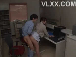 Cô gái trẻ mặc đồ trắng có thân hình cong vút, đôi mắt đỏ hoe vì ham muốn. Cô không thể không đẩy cái của quý khổng lồ ra vào âm hộ của mình, đẩy mạnh đến nỗi cô gần như cảm thấy kiệt sức sau khi đạt cực khoái...