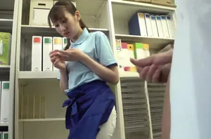 Gạ gẫm thằng em trai ngây ngô sờ vú
