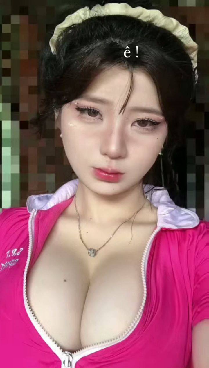 Một cô gái điếm có ngoại hình cao, một cô gái bán hoa trên giường, say mê phục vụ hai anh lớn trong tư thế 3P, và cùng lúc bú hai con cặc lớn, tận hưởng khoái cảm của những cú thúc tốc độ cao và la hét.