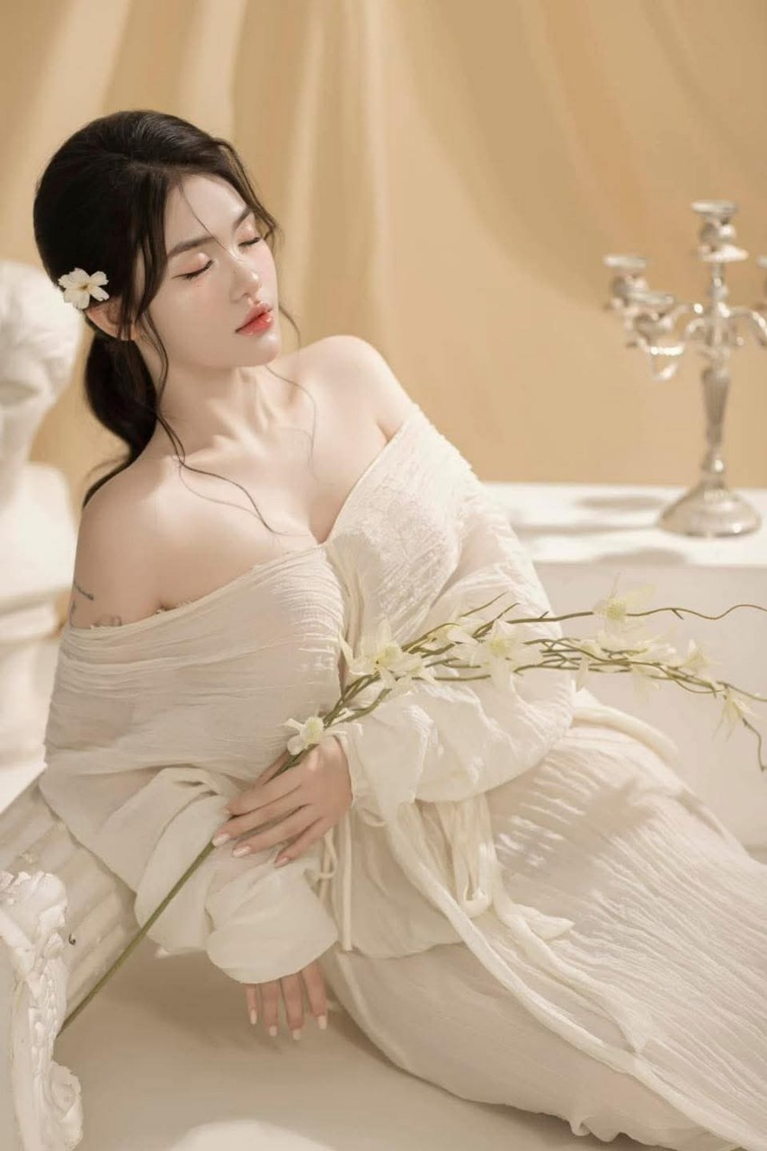 MIDV-443 Khi tôi lỡ chuyến tàu cuối cùng tại bữa tiệc chào mừng, một cô gái mới tốt nghiệp ham ăn đã thì thầm ngọt ngào với tôi, "Bạn có muốn ở lại nhà tôi không?"